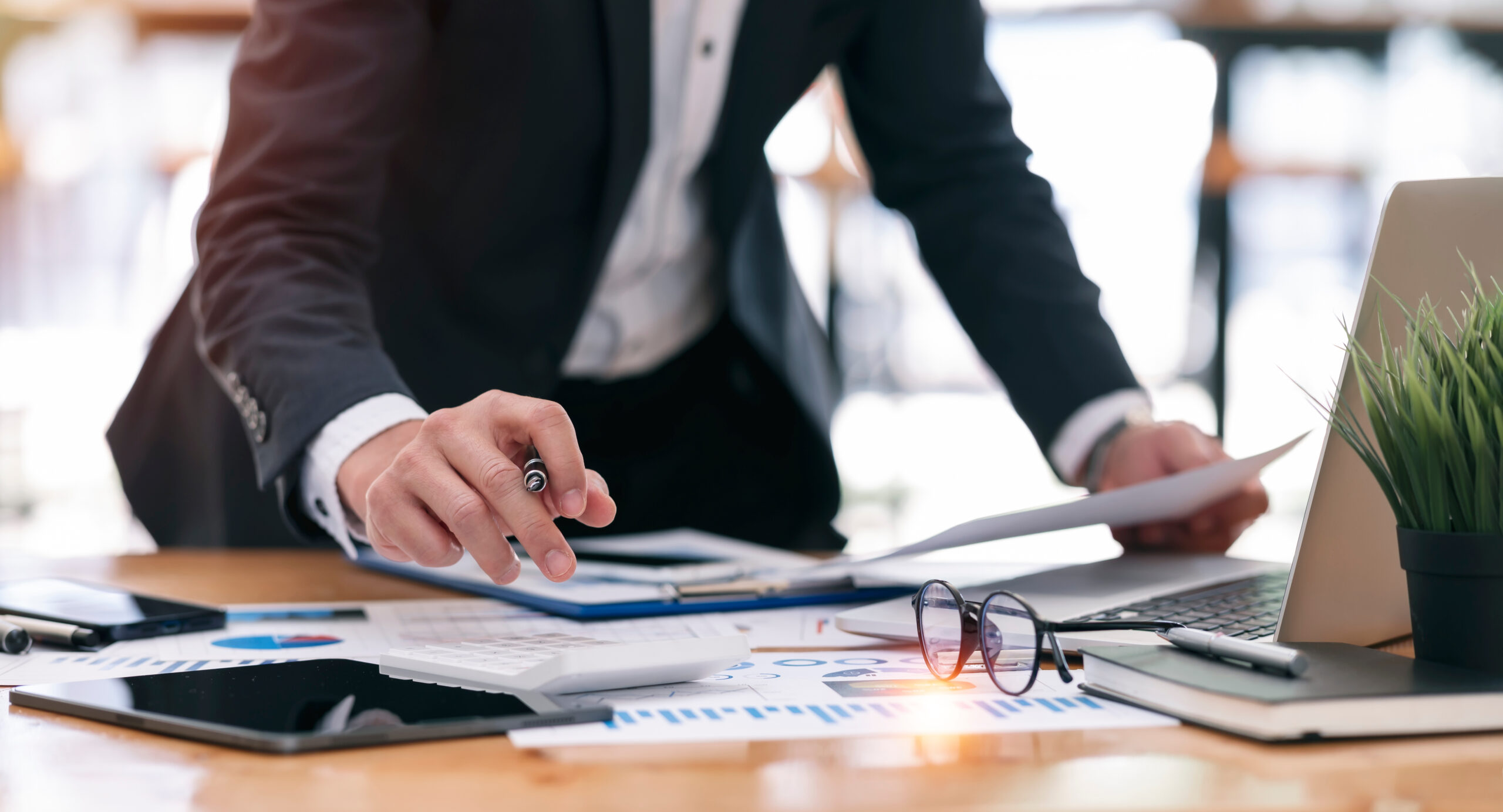 資料を確認するビジネスマン