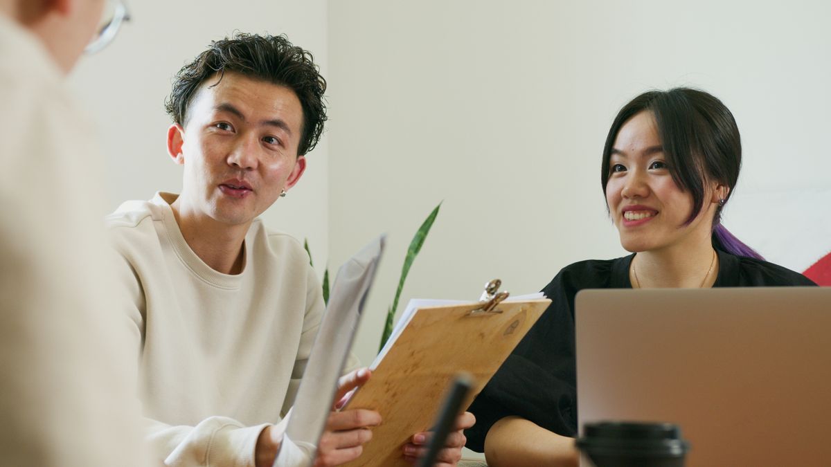 資料を見ながら相談する社員